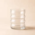 Geschwungenes Ube-Latte-Glas