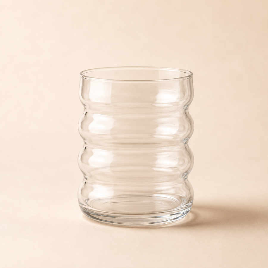Geschwungenes Glas für Ube Latte